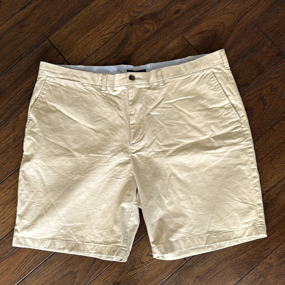 *LIKE NEW* Tommy Hilfiger Men's Flat Front Chino Shorts - 8.5 Inseam- Size 42
